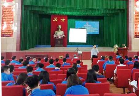 Quang cảnh hội nghị Đồng chí Nguyễn Thị Thu Thủy - Bí thư Tỉnh đoàn truyền đạt một số chuyên đề trong Nghị quyết